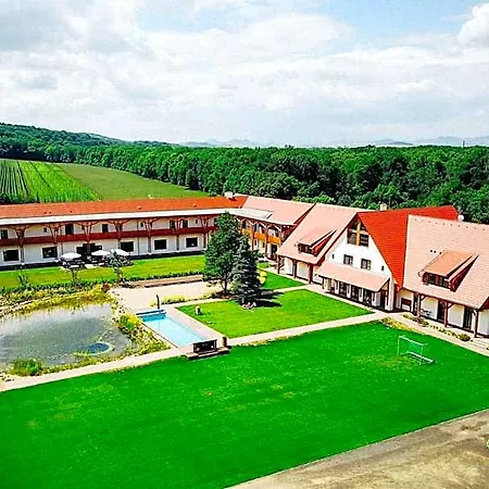 Dvůr Perlová Voda Hotel *