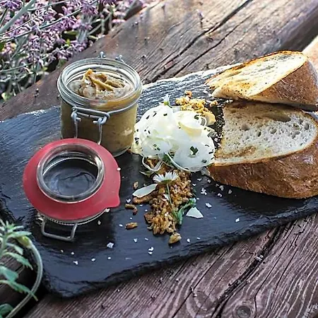 Dvůr Perlová Voda Hotel *